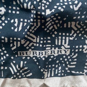 Très grande écharpe Burberry 100% soie
